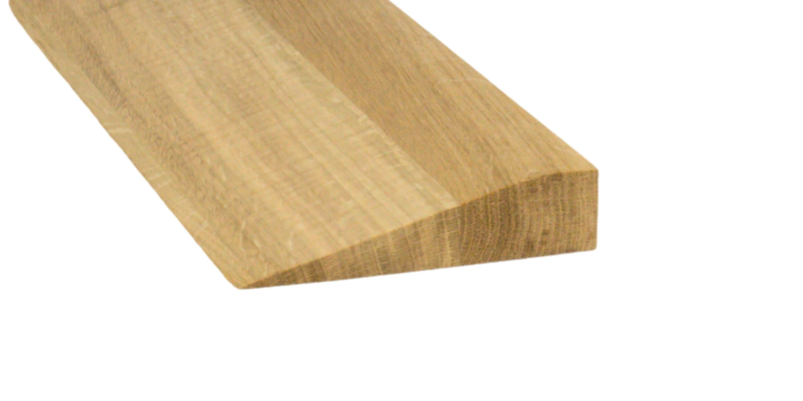Gros plan d’une rampe en bois en version anguleuse