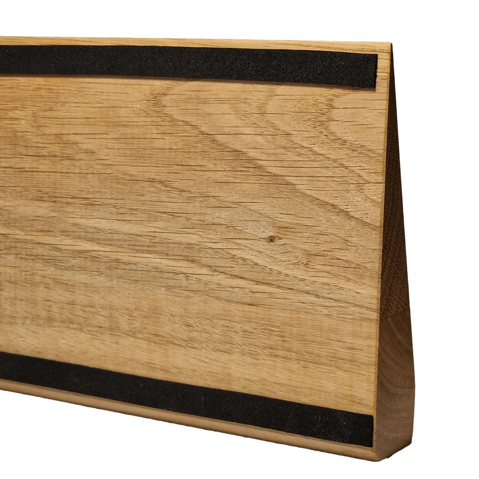 Dessous d’une rampe en bois avec deux bandes antidérapantes noires